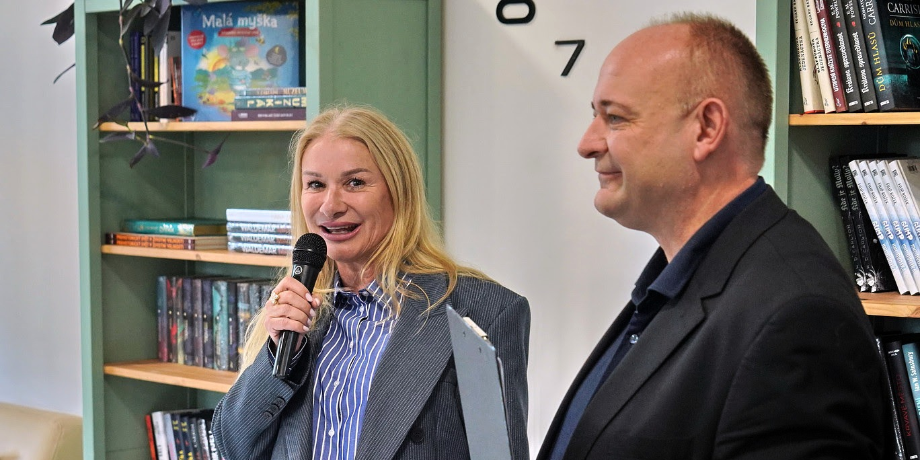 Petra Dobrovská přivezla seniorům předvánoční radost. Standa Hložek je rozezpíval známými hity - titulní obrázek